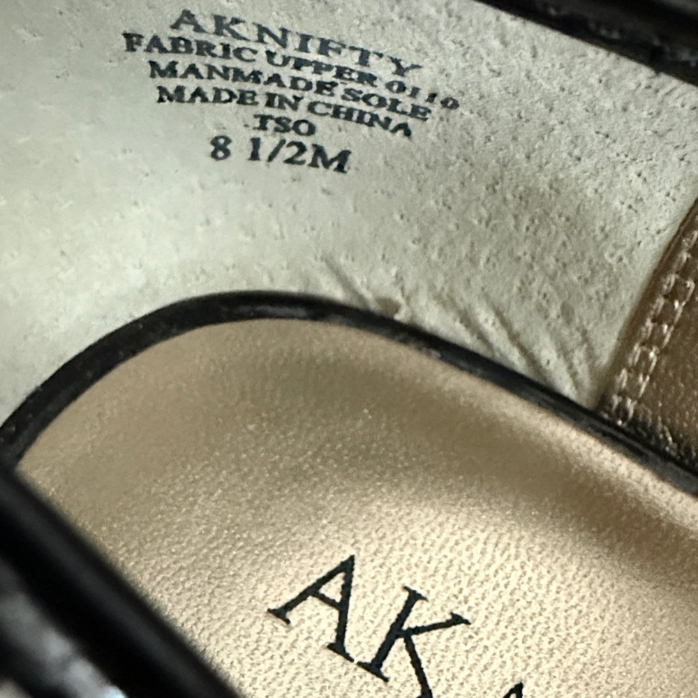 Anne Klein NWT Nifty Black and Cream Peep-Toe Flats with Knot Detail 8.5 - Picture 4 of 8